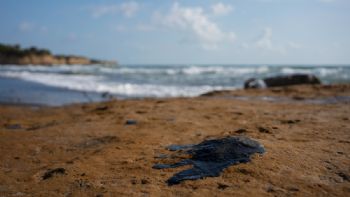 Chapopoteras y un barco son el origen del derrame en el Golfo de México, dicen autoridades