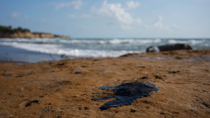 Chapopoteras y un barco son el origen del derrame en el Golfo de México, dicen autoridades