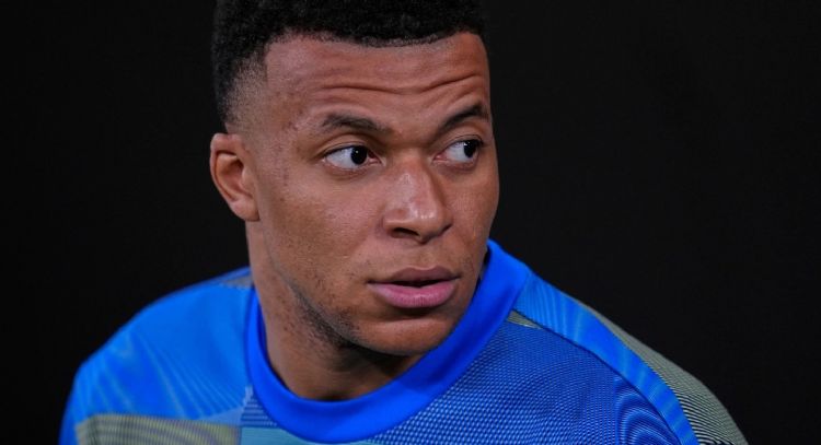 Trasciende que el Real Madrid examinó rodilla equivocada de Mbappé, pero el jugador lo desmiente