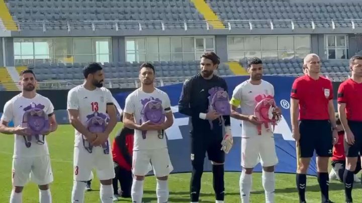 Selección iraní de futbol protesta durante su himno nacional por bombardeos a primaria en Minab (Video)