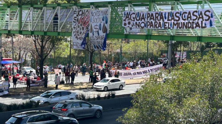 Bloquean Periférico Sur con "mega reta" de futbol contra “Mundial del despojo”