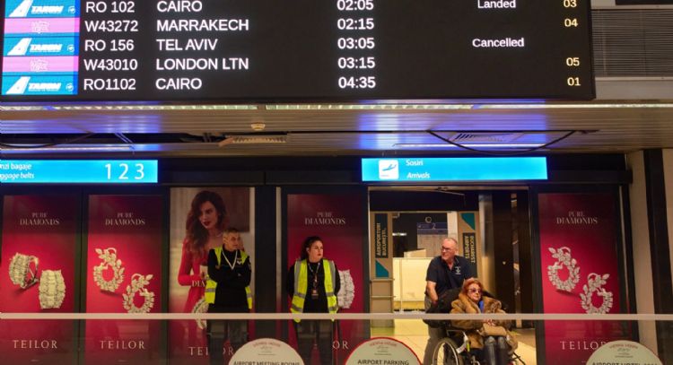 Miles de viajeros están varados en todo el mundo debido a la suspensión de vuelos por la guerra