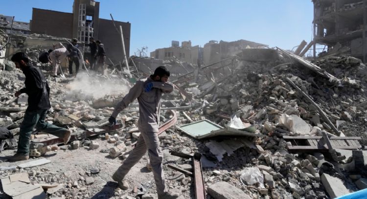 Embajada de EU en Riad, alcanzada por drones iraníes; reportan cientos de muertos en Irán