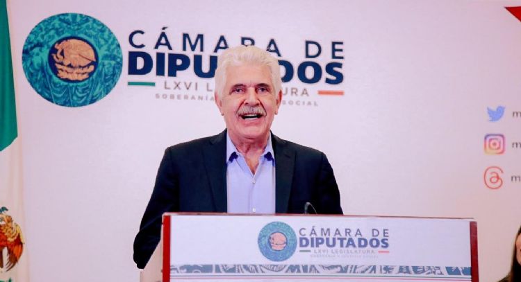 Tuca Ferretti acude a Cámara de Diputados a presentar iniciativa para detectar talento futbolístico
