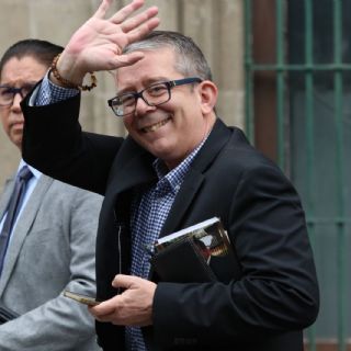 Jenaro Villamil acusa a Salinas Pliego de magnificar polémica sobre la mujer asoleándose en Palacio