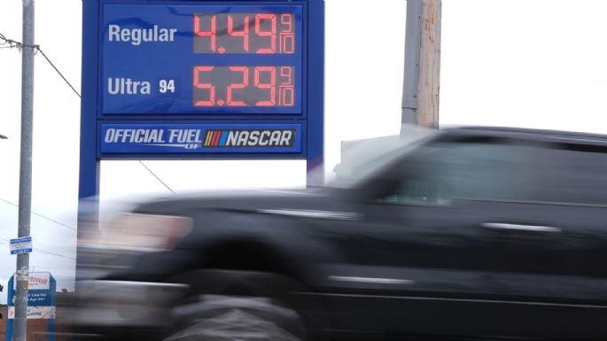 Precios de la gasolina superan los 4 dólares por galón en EU, el máximo desde 2022