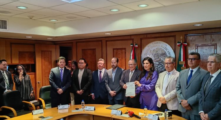 Diputados reciben reforma electoral de Sheinbaum