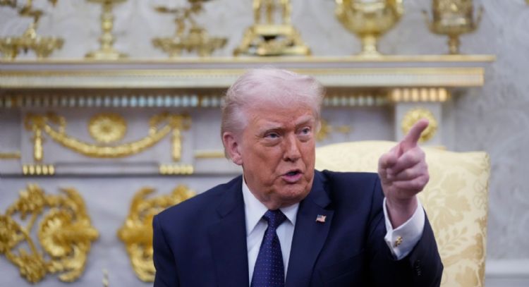 Trump dice que en una escala del 1 al 10 su guerra contra Irán merece calificación de 15