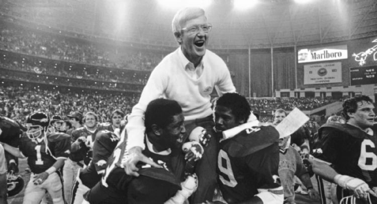 Muere Lou Holtz, figura del futbol americano universitario y campeón con Notre Dame en 1988