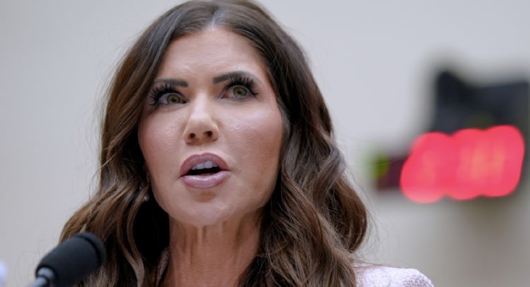 Trump anuncia que reemplazará a Kristi Noem al frente de Seguridad Interior por el senador Mullin