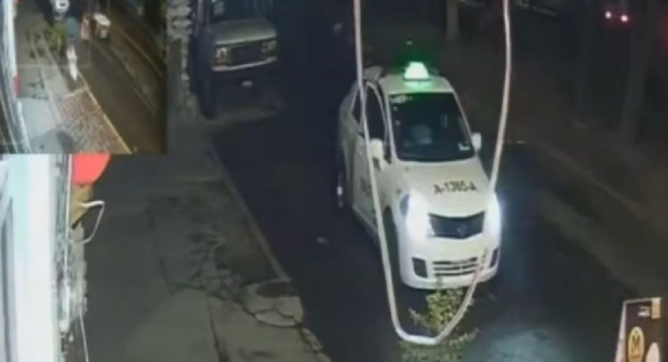Policías de la CDMX “empujan” taxi con dos ejecutados de Azcapotzalco a Naucalpan (Video)