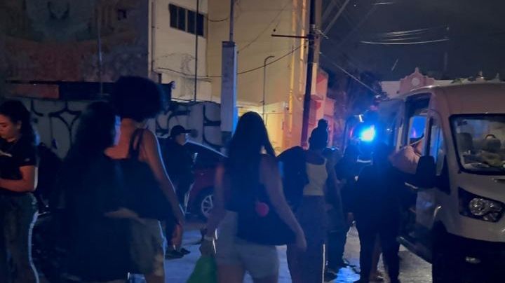 Rescatan a 39 mujeres víctimas de explotación sexual en bar de Cancún