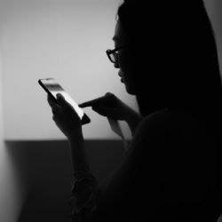 Violencia digital contra mujeres: desde sextorsión a estafas, estos son 10 ataques que más sufren