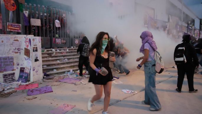 Lanzan gas desde la Fiscalía de Puebla contra feministas (Video)