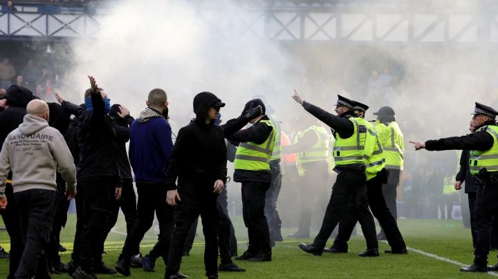 Aficionados del Rangers y Celtic invaden el campo y se enfrentan tras el juego de la Copa de Escocia