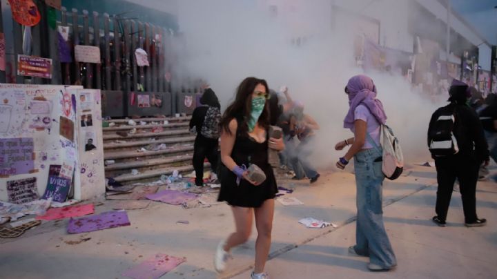 Lanzan gas desde la Fiscalía de Puebla contra feministas (Video)
