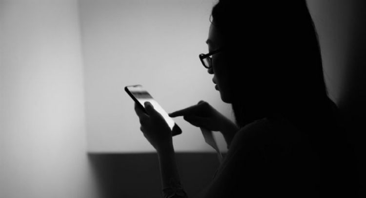 Violencia digital contra mujeres: desde sextorsión a estafas, estos son 10 ataques que más sufren