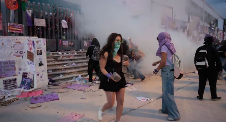 Lanzan gas desde la Fiscalía de Puebla contra feministas (Video)