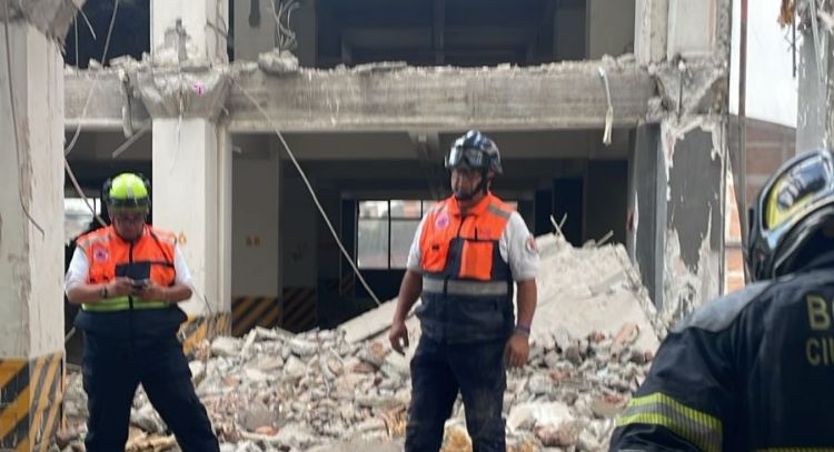 Colapsa edificio en demolición en San Antonio Abad; hay tres personas atrapadas