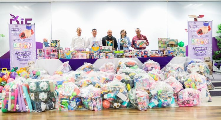 Entrega secretario general de Gobierno donativos de la colecta DIFTON 2026 en vísperas del Día de la
