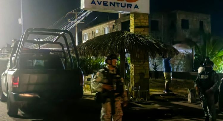 Comando ejecuta a tres mujeres y un hombre en restaurante de Barra Vieja, Acapulco