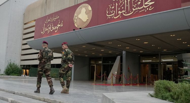 En medio de secuelas de la guerra, Irak elige al kurdo Nizar Amidi como su presidente