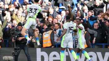 Manchester City vence 3-0 al Chelsea y se acerca al Arsenal en la lucha por el título de la Premier