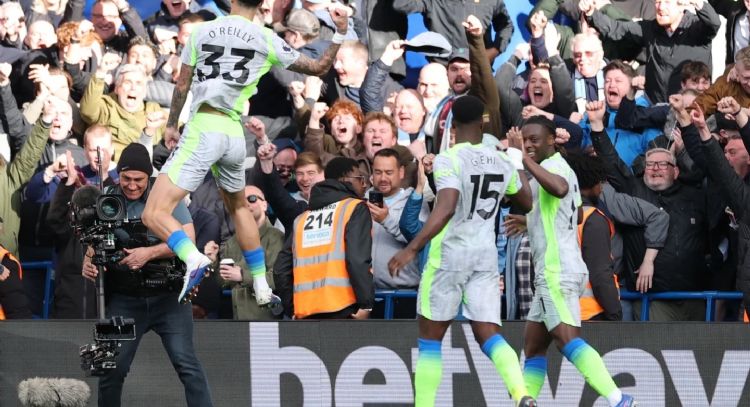 Manchester City vence 3-0 al Chelsea y se acerca al Arsenal en la lucha por el título de la Premier