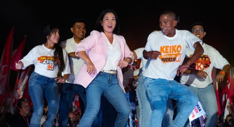 Keiko Fujimori encabeza elecciones en Perú pero habrá segunda vuelta, indican exit polls