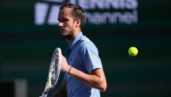 Multan a Medvedev con 7 mil dólares por conducta antideportiva tras romper su raqueta siete veces
