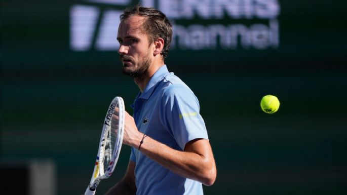 Multan a Medvedev con 7 mil dólares por conducta antideportiva tras romper su raqueta siete veces