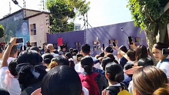 Estudiantes de Enfermería de UAEM rompen candados y cadenas para reabrir el plantel