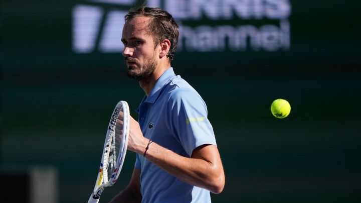 Multan a Medvedev con 7 mil dólares por conducta antideportiva tras romper su raqueta siete veces