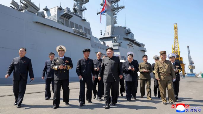 Kim Jong Un supervisa pruebas de misiles desde un destructor naval norcoreano