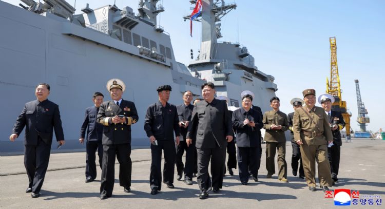 Kim Jong Un supervisa pruebas de misiles desde un destructor naval norcoreano