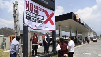 Profeco coloca lonas en gasolinerías que venden más cara la gasolina