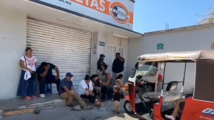 Mototaxistas de Juchitán retienen a empleados de tienda de motocicletas
