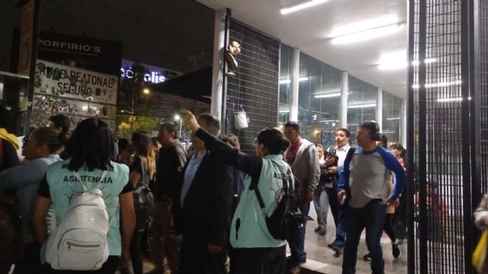 Pasajeros de la Línea 3 del Metro caminan por las vías tras falla eléctrica (Video)