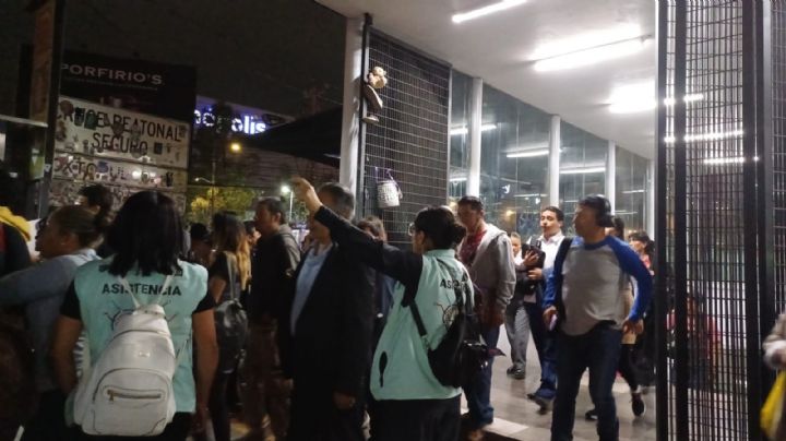 Pasajeros de la Línea 3 del Metro caminan por las vías tras falla eléctrica (Video)