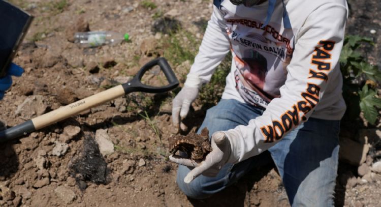 La rutina de buscar desaparecidos en México: familiares con picos, palas y un botón de pánico