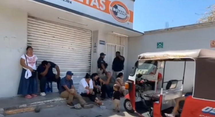 Mototaxistas de Juchitán retienen a empleados de tienda de motocicletas