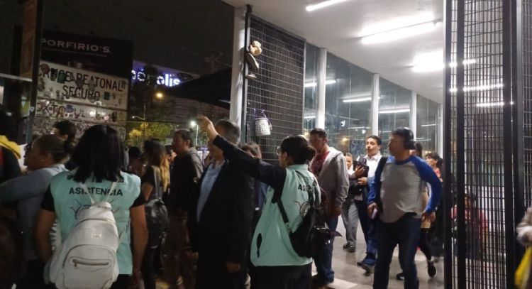 Pasajeros de la Línea 3 del Metro caminan por las vías tras falla eléctrica (Video)