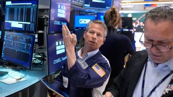 El petróleo se encarece hasta rozar los 100 dólares a pesar del alto el fuego entre Israel y Líbano