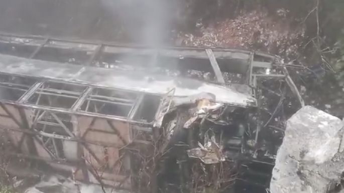 Caída de un autobús por un barranco deja 14 muertos y más de 20 heridos