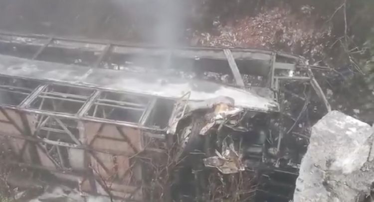 Caída de un autobús por un barranco deja 14 muertos y más de 20 heridos