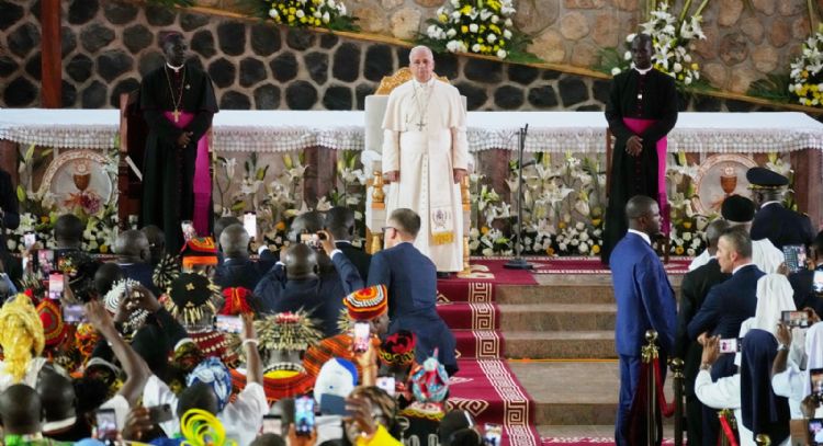 En Camerún, el papa arremete contra los “tiranos” que devastan la Tierra con guerra y explotación