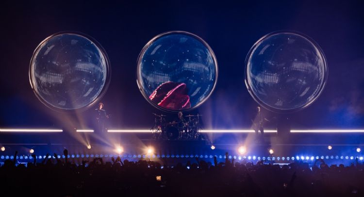 Entre retrasos, nostalgia y un holograma Cerati se despide Soda Stereo de CDMX (Videos)