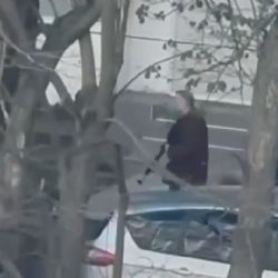 Un hombre mata a seis personas y toma rehenes en supermercado en Kiev