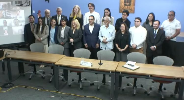 México transita hacia una autocracia electoral bajo Morena, alertan académicos