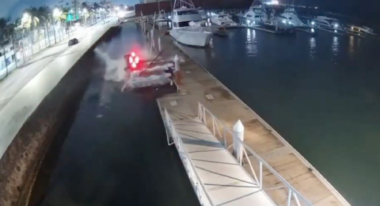 Conductor pierde el control, choca embarcaciones y cae al mar en Veracruz (Video)